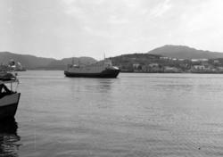 Bilferga Gildeskål på vei gjennom Vågen i Kristiansund, sett