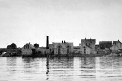 Gammelfabrikken på Nordvik sett fra sjøen. Fabrikken brant n