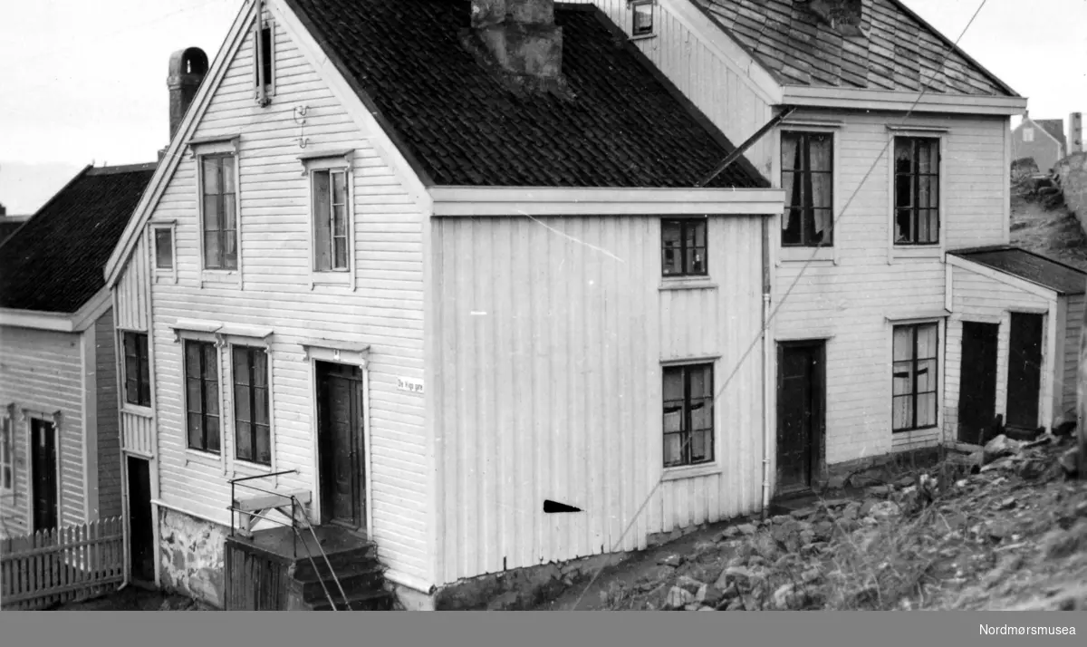 Foto "B265" fra en villa i Langveien 64, på Kirkelandet i Kristiansund. Bildet er datert 1933, og fotograf er Atelier Bardal. Fra Nordmøre Museums fotosamlinger. EFR2015