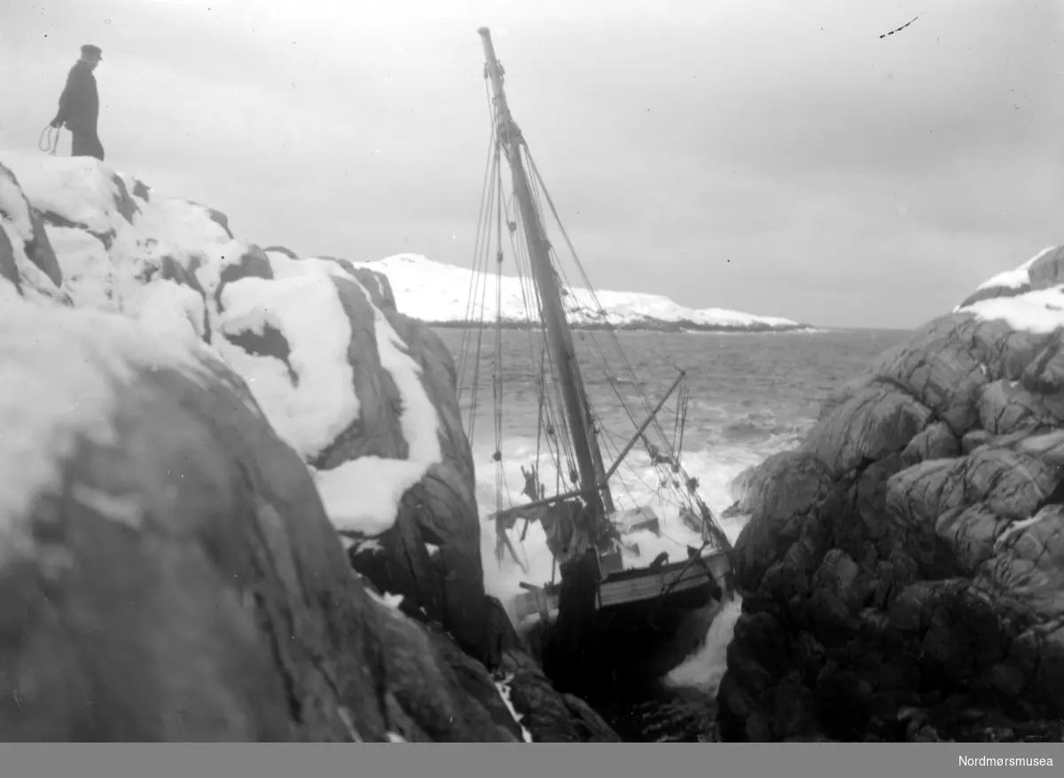 Skøyten Haaken`s forlis ved Knudtzondalen 21/2-1911 da 4 av et mannskap å 12 omkom.?  Et plutselig uvær med snestorm var foranledningen til forliset.

Fra Nordmøre Museum si fotosamling. serie