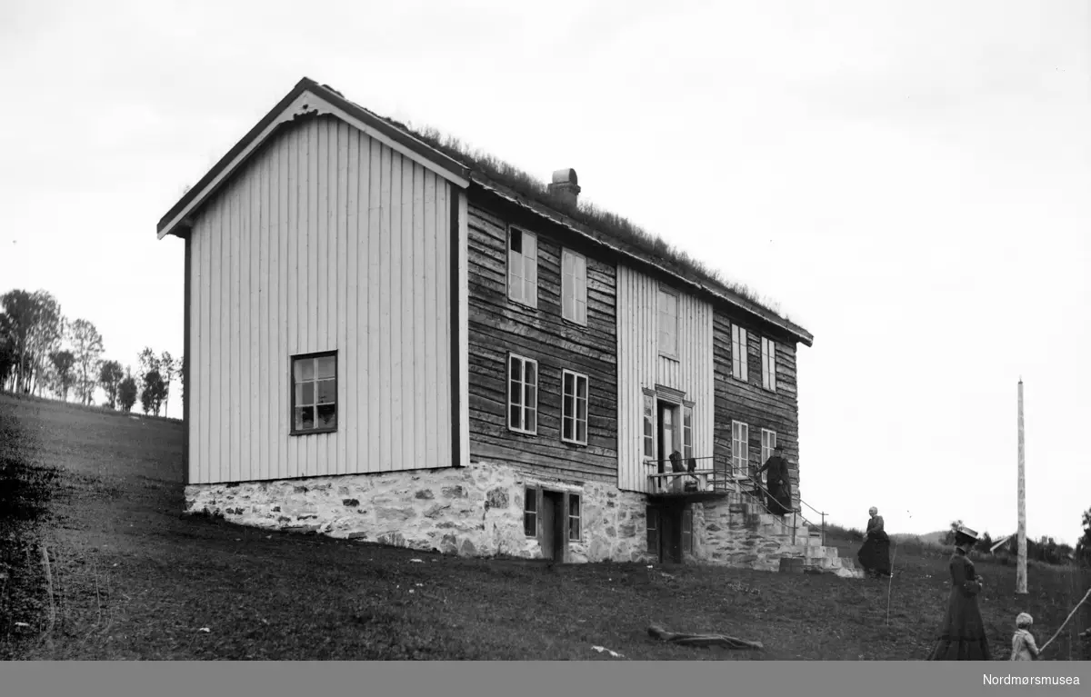 Foto fra Liedgarden i Eidsvågen, Nesset kommune.
 Fra Nordmøre Museums fotosamlinger.
