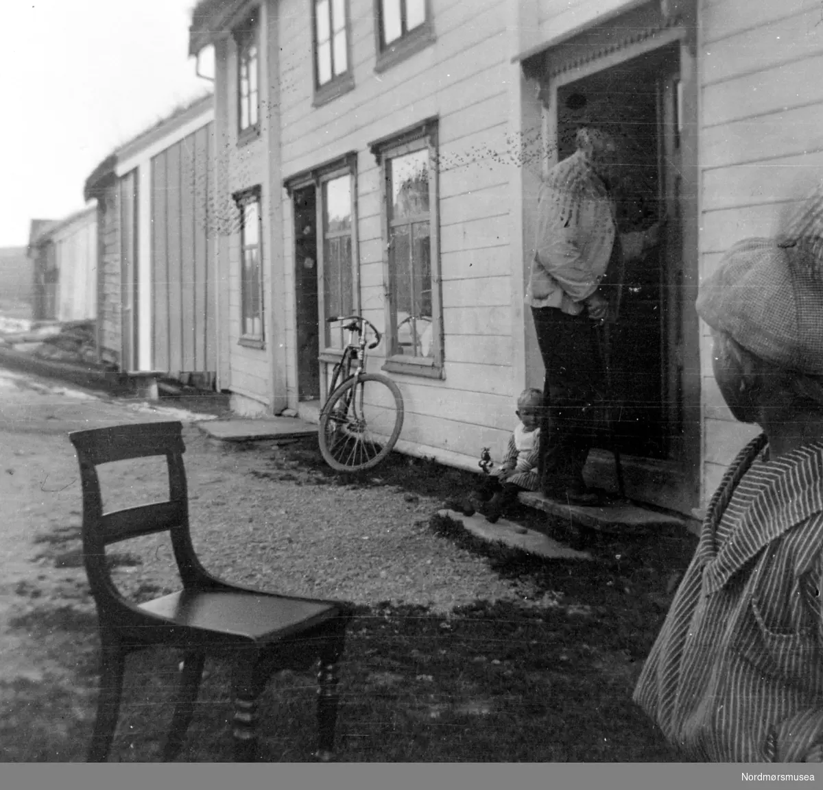 Foto trolig av Henrik Lind Falch Sverdrup, Georg Sverdrups far som står i døren. Bildet er trolig fotografert i Bindalen hvor Georg Sverdrups foreldre bodde. Fra Nordmøre museums fotosamlinger.
