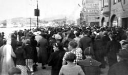 Folkemasse på Vågekaia på Kirkelandet i Kristiansund. Nærmes