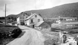 Ukjent sted, trolig på Nordmøre . Tre menn og en bil foran e