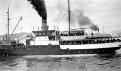 En av lokalbåtene i ferd med å legge fra kai i Kristiansund.