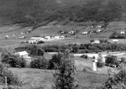 Foto fra ei bygd, muligens i Nesset kommune? Datering er san