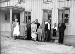 Foto trolig av en familie/slekt på 12 - her trolig med beste