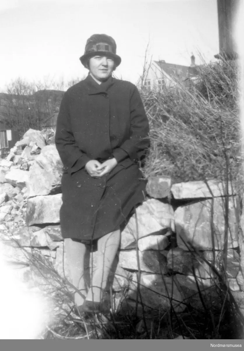 Foto av en kvinne, trolig fra familien Rød. Datering er ukjent. Fra Nordmøre Museums fotosamlinger.
