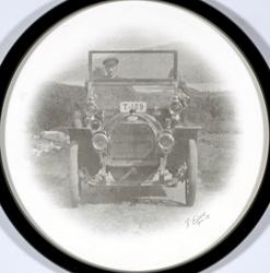 bil, med registreringsskiltene T-109 plassert på toppen av r