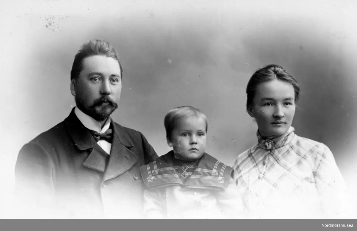 Portrettfoto av pastor (?) med frue og sønn. Ukjent datering. Fra Nordmøre museums fotosamlinger. Reg: EFR 

