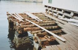 Her ser vi en pågående riving før reparasjon av
indre kai i 