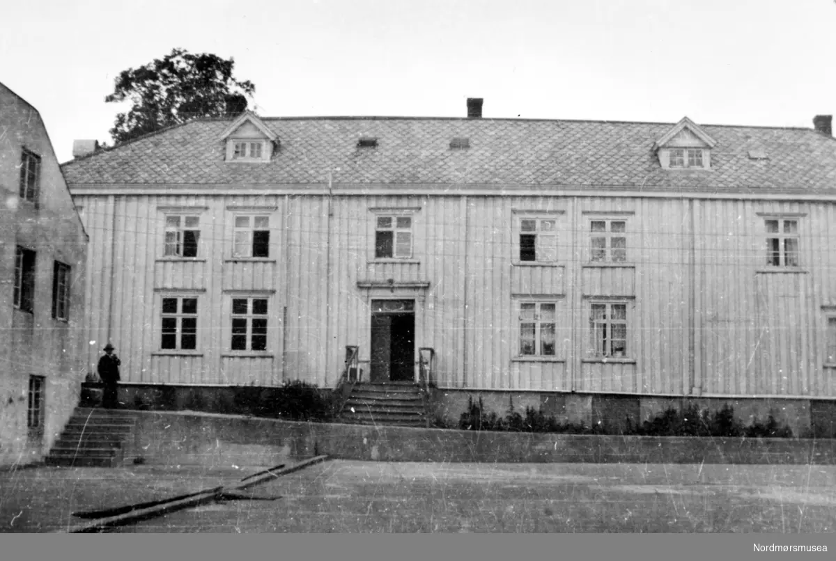 Foto fra en kjøpmannsgård, den gamle Wasmuthgården i Havna på Innlandet fra 1700-tallet.
 Det var Marcus Nissen som først bygde i Havna og senere foretok Wasmuth forbedringer og ombygging.
 Lossius eide gården da den brant under bombingen av Kristiansund i 1940. 
Nordmøre museums fotosamlinger. Reg: EFR
