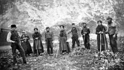 Menn og kvinner under åkerarbeid i Sunndal kommune. Bildet e