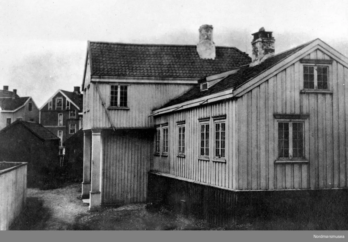Foto trolig fra Schanninggården - den gamle prestegården. Gården ble revet omkring 1880, og på 1890 tallet kom Grand Hotell opp på denne tomten ved Torget. Ukjent fotograf. se også maleri, forfra, med kirka bak. Fra Nordmøre Museums fotosamlinger.
