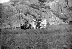 En gruppe hattefine kvinner og menn på landtur. Det er ukjen