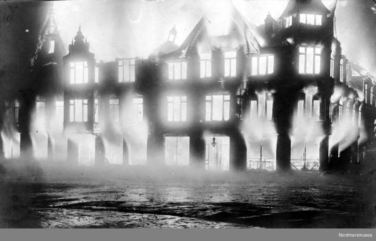 Grand Hotell på Torvet i Kristiansund
brenner 8. november 1907.
 (Fra Nordmøre Museums fotosamling)
