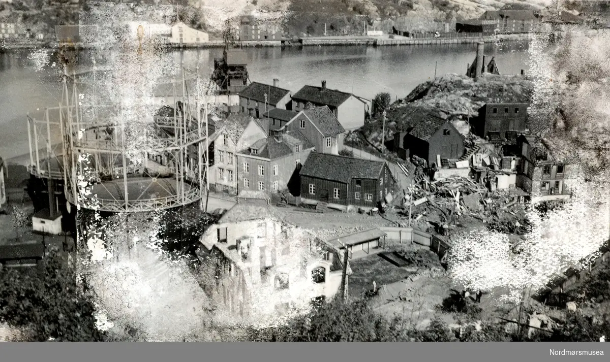 Foto fra Vågen på Kirkelandet i Kristiansund, hvor vi ser flere bygninger rundt Gassverket liggende i ruiner etter bombngen av byen i aprildagene 1940. Fra Nordmøre museums fotosamlinger. EFR2015