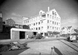 Hans Chr Dalls bygninger, variant. Fotografen med stativ i s