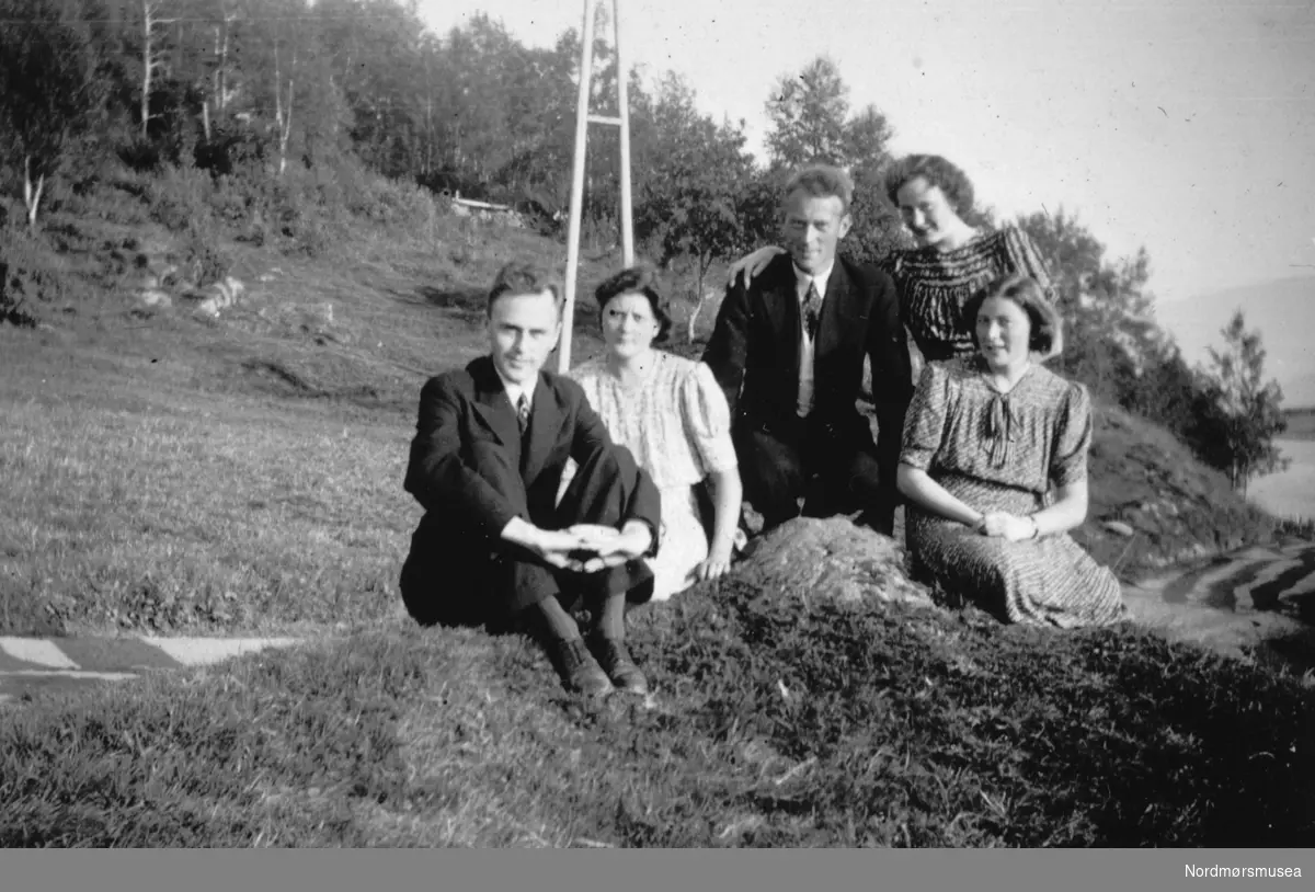 fra v: Sigurd W, Kirsten, Kristian M, Astrid og Borghild Williamsen. Fra Nordmøre Museum sin fotosamling.
