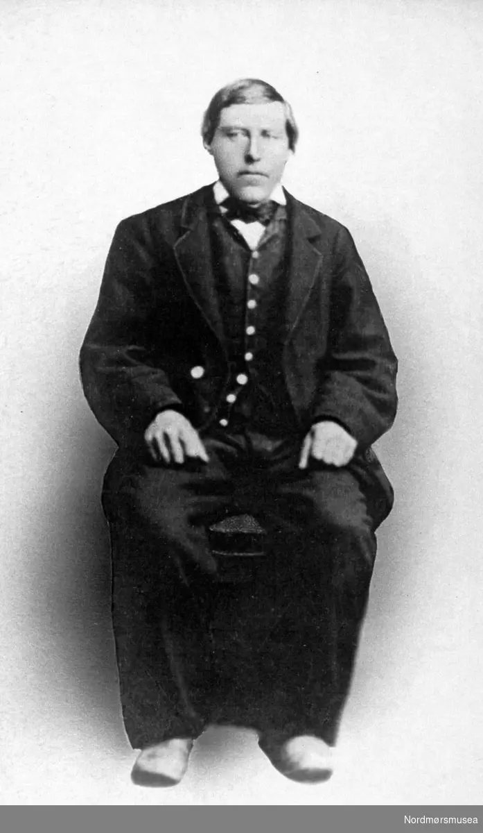 Rasmus L Heggset 1825-1914, bestefar til Mali Heggset Sæter (Fjellbu), Skei, Surnadal, tippoldefar til Odd W. Williamsen. Fotografert i Kristiansund da han deltok i transport av en sinnsyk fra Surnadal til Opdøl (Hjelset). merk treskoene. Fra Nordmøre Museum sin fotosamling.
