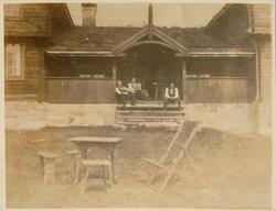 Ei fjellstue. Fra et album med skadede bilder og trykte post