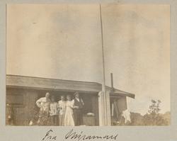 Foto av tre menn og to kvinner. Fra et album med skadde bild