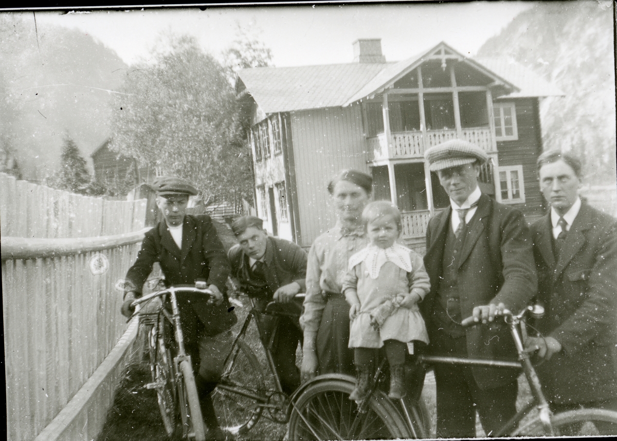 Ragna Koppervik sammen med sin datter, Signe. I tillegg til Ingvar, Johannes, Erik og Arne Koppervik.