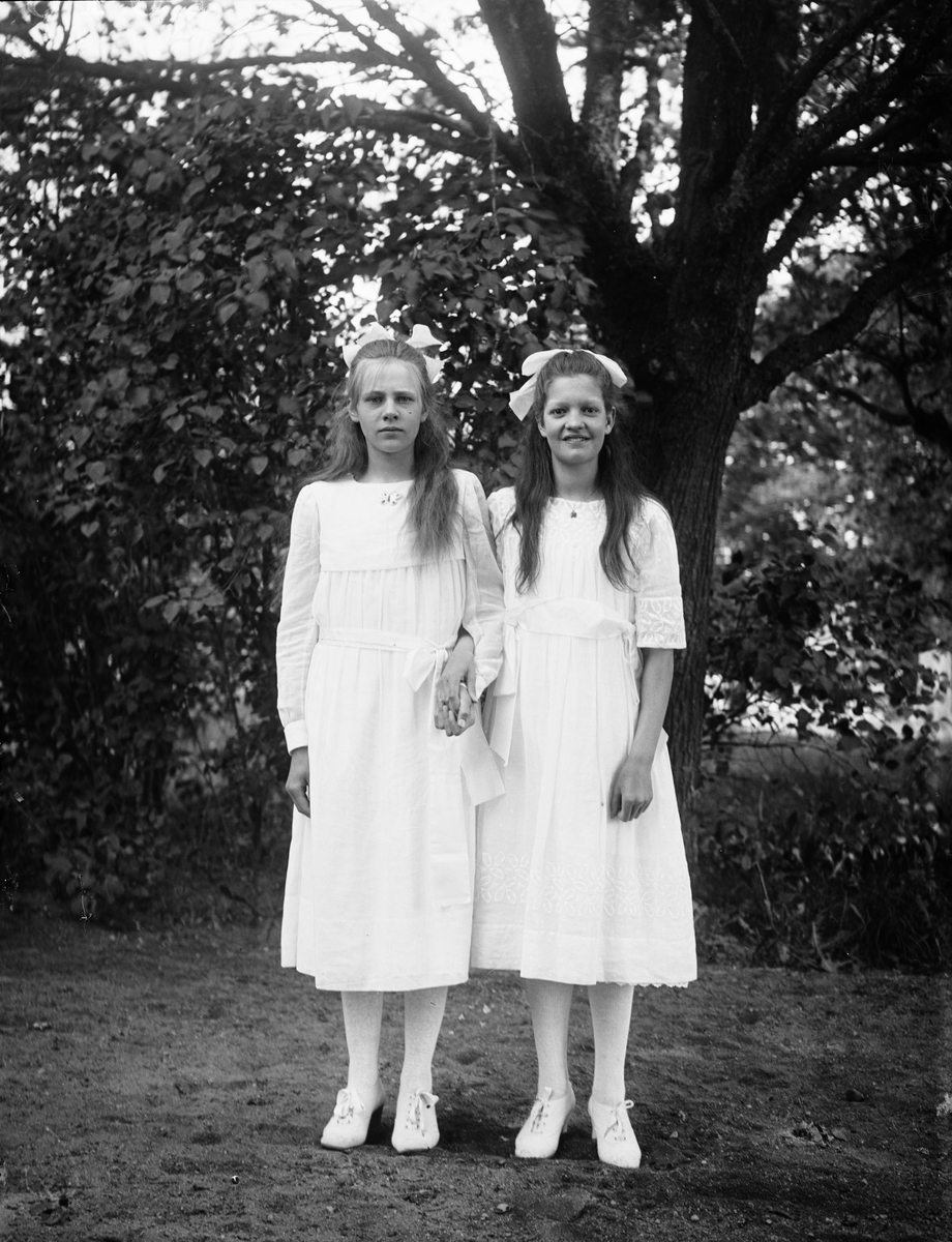 "Läsbarnen i Simtuna år 1920" - Celia Norberg från Kaby och Lisa Västerlund från Fjärdhundra, Simtuna socken, Uppland