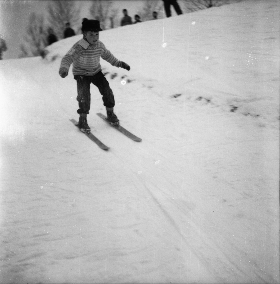 Vardens arkiv. "Skiskolen begynner"  08.02.1954