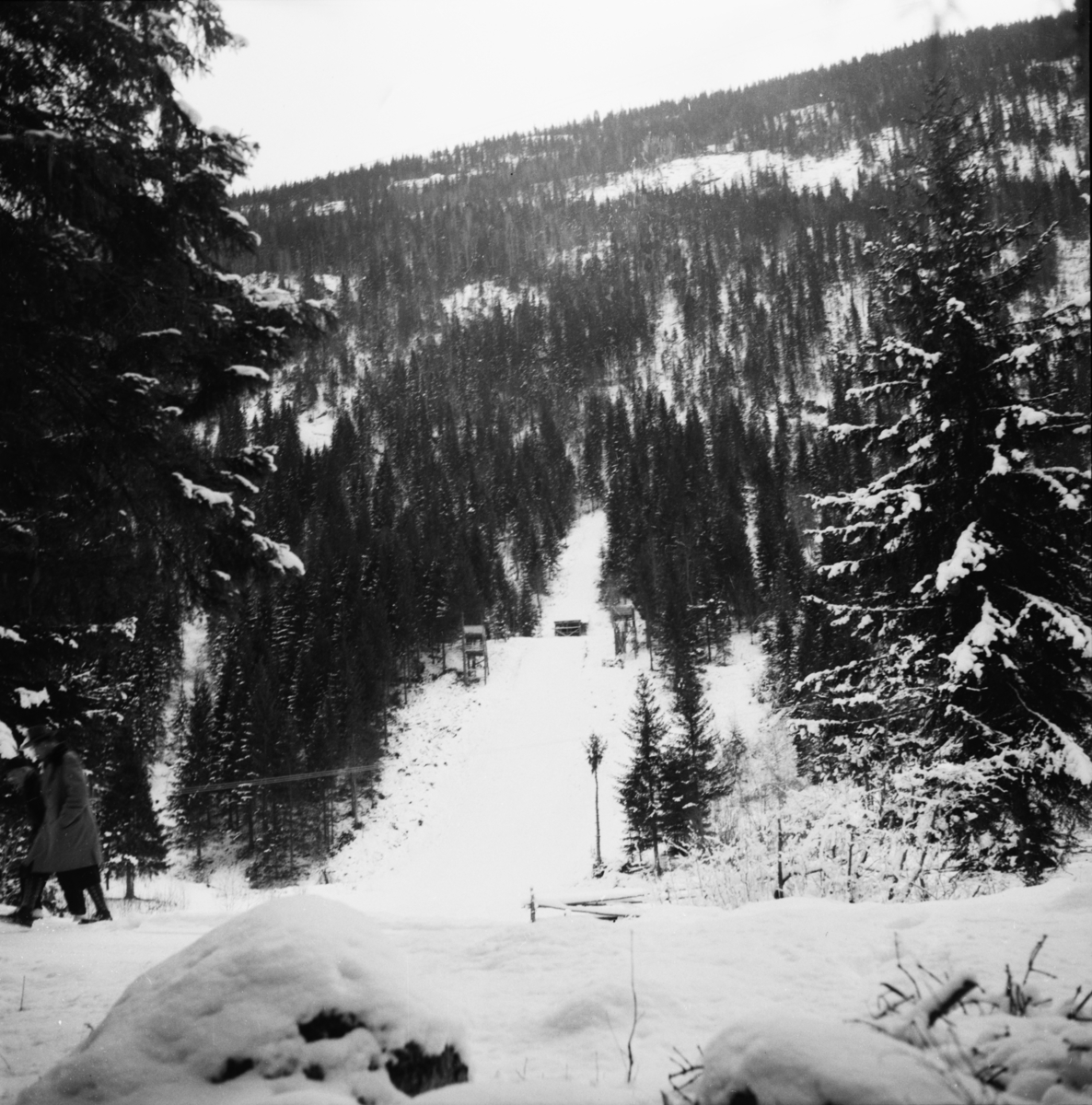 Vardens arkiv. "Foran Kviteseid Idr. landsrenn 25-27-28 d.m."  03-04.02.1954