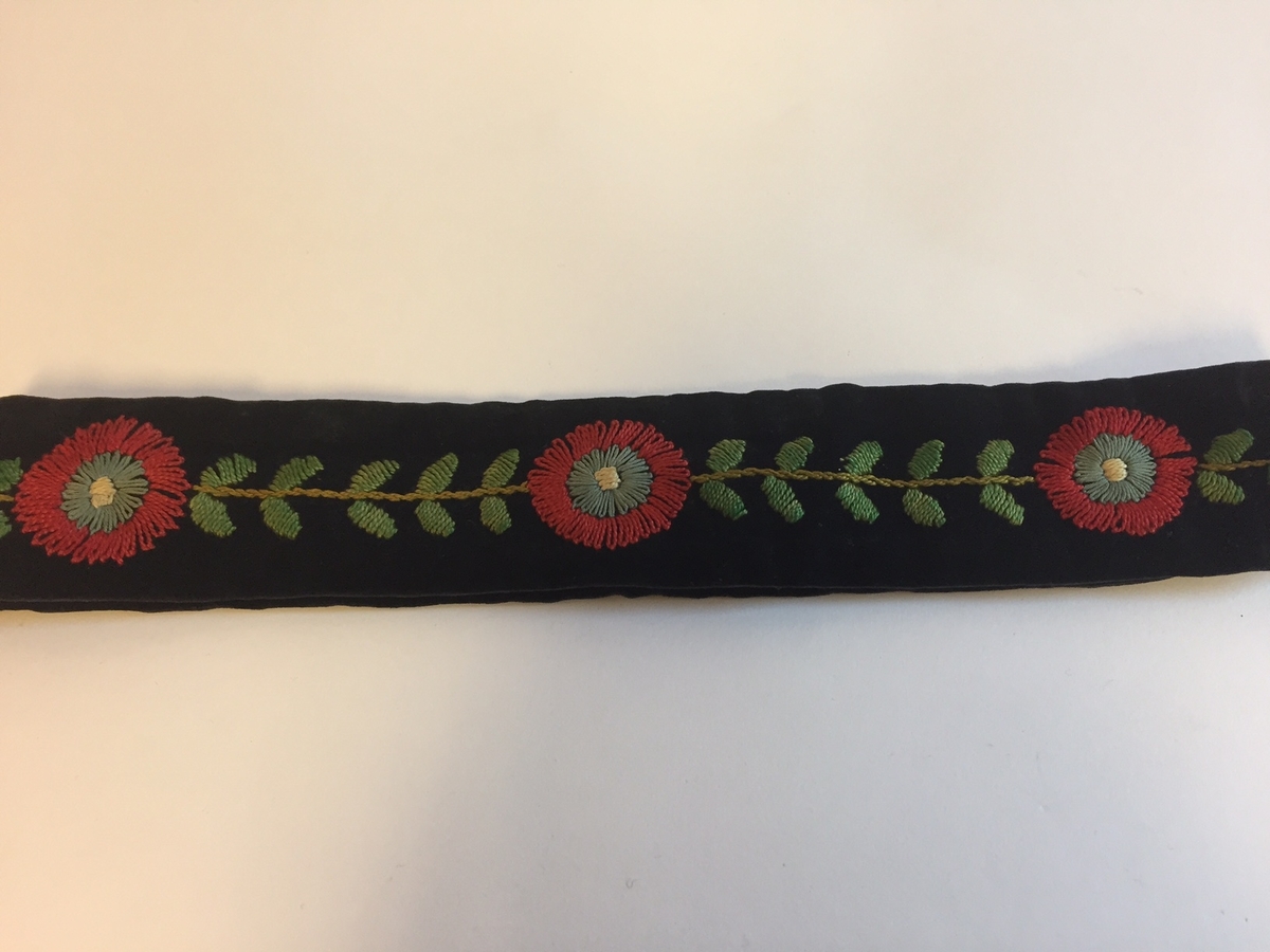 Lue, bryststykke/bringeduk og belte (C) til hardangerbunad, forkle (E) og skjorte (D) med hardangersømdetaljer.