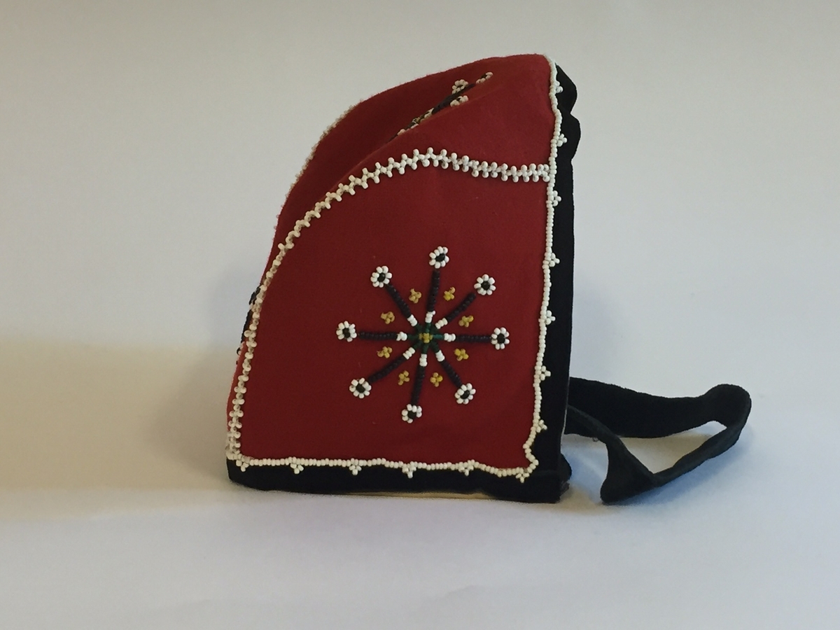 Lue, bryststykke/bringeduk og belte (C) til hardangerbunad, forkle (E) og skjorte (D) med hardangersømdetaljer.