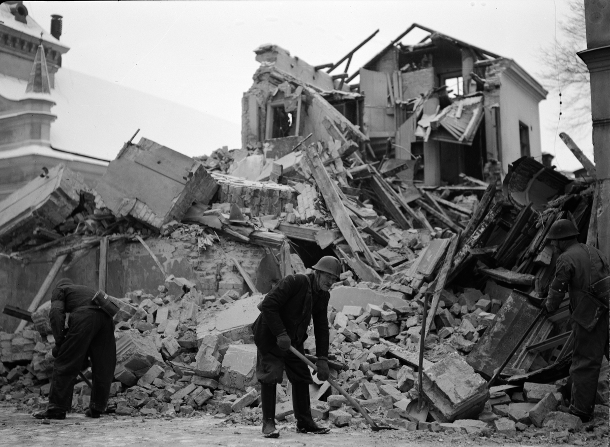 "Luftskyddsövningen utomordentligt realistisk" - byggnad sprängd, Kungsgatan 32, Uppsala december 1942