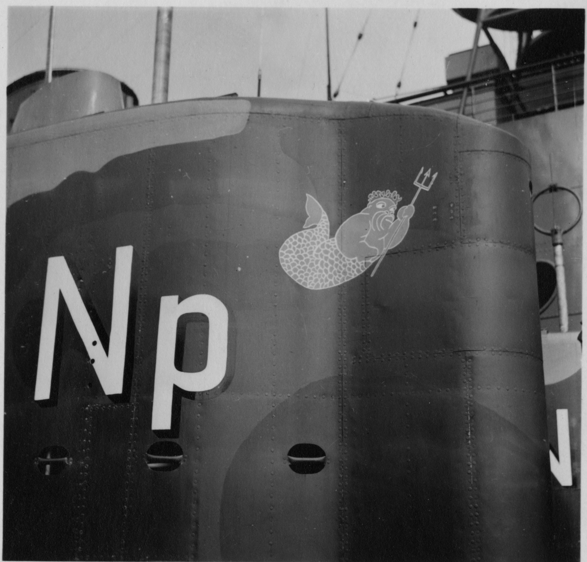 Lennart Wållberg Norrköping var förste kock på ubåten Neptun 1954 Neptuns långresa 1954.
Vår maskot på tornet under färdigställande.