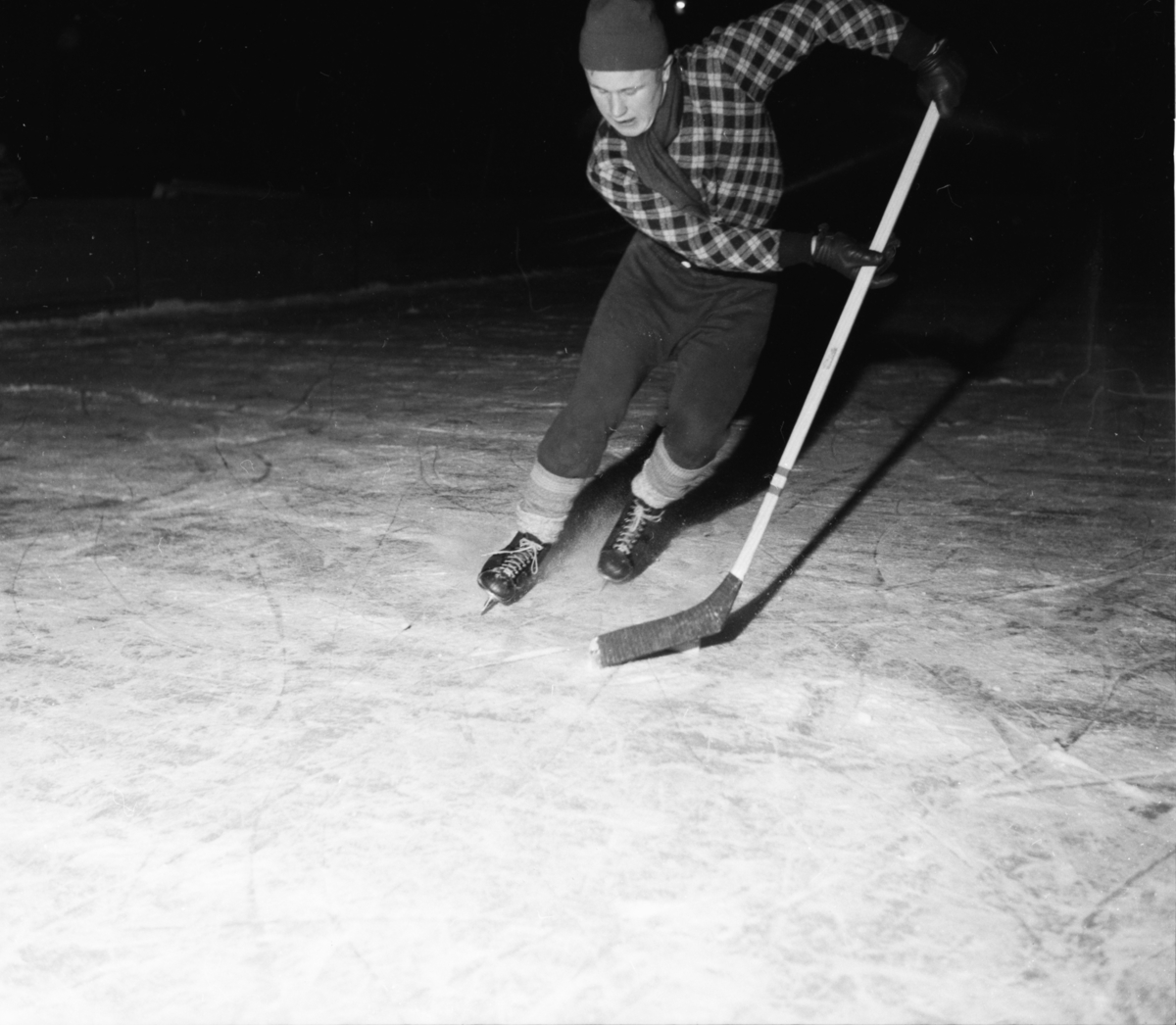 Vardens arkiv. "Ishockey trening på Sportsplassen"  26.01.1954