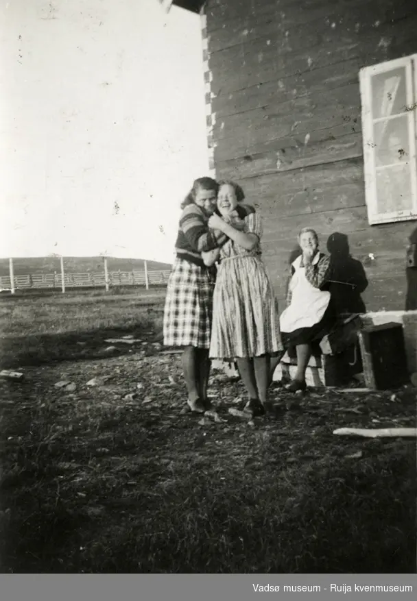 Anna og Jenny Kandola utenfor hjemmet i Kariel under krigen. Mor til jentene, Elisabeth, sitter i ba