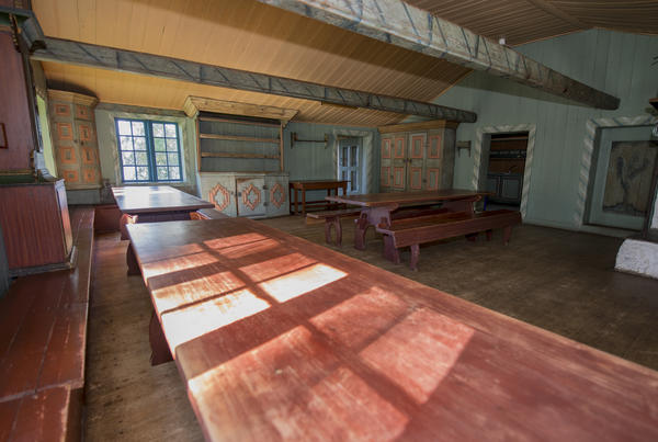 Interiøret i Barfrøstua er langbord og benker samt tidsriktige skap og en stor peis. Veggene er grønnmalte, og lyset faller stemningsfullt inn gjennom smårutete vinduer når sola skinner utenfor.