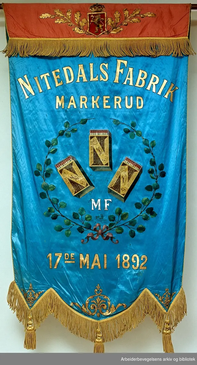 Forside..Fanetekst: Nitedals fabrik markerud M.F. 17de mai 1892.(Musikkforening?).