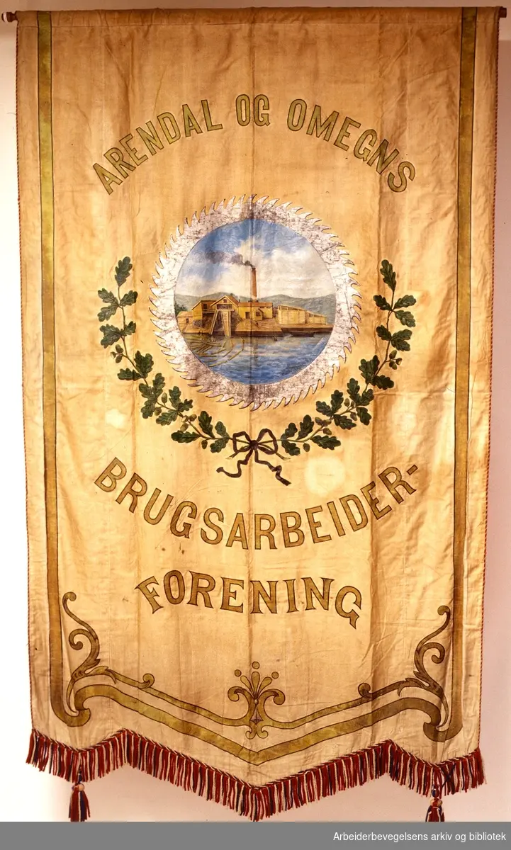 Arendal og omegns brugsarbeiderforening.Stiftet 29. desember 1898..Forside..Fanetekst: Arendal og Omegns Brugsarbeiderforening.