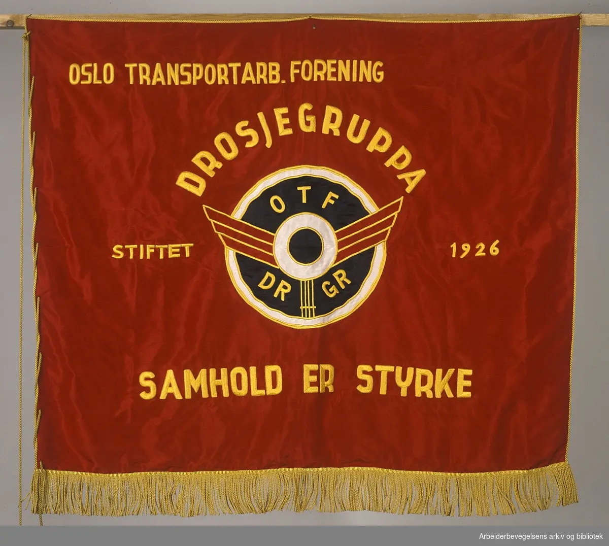 Oslo transportarbeiderforening. Drosjegruppa..Forside..Fanetekst: Oslo Transportarb. forening Drosjegruppa.Stiftet 1926. Samhold er styrke