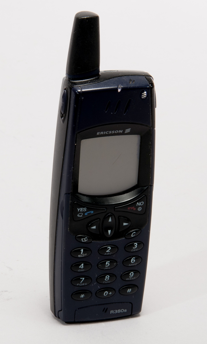 Mobiltelefon med monokrom pekskärm. R380s var den första smarttelefonen från Ericsson Mobile Communications. Den lanserades år 2000. Under knappsatsen finns en pekskärm som gick att använda med en stylo, tillbehör som förvaras i ett fack i mobiltelefonen. Den använde WAP-protokoll via GSM-nätet för att överföra datakommunikation som mail och även webbsidor.