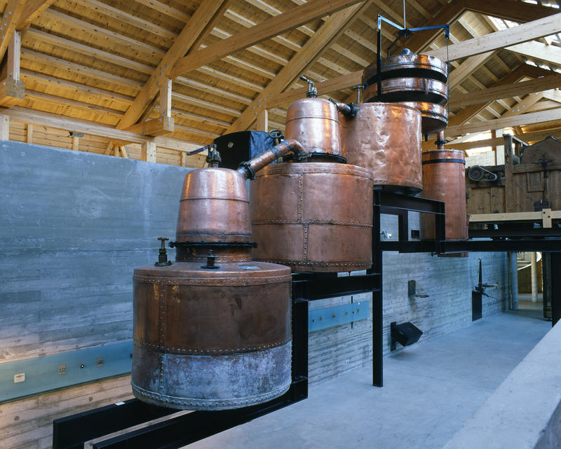 Brennerikjeler i kobber, fra et stort gardsbrenneri, er utstilt i Storhamarlåven.