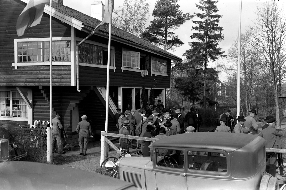 Bilder tagna vid skyttepaviljongen på Färjestad år 1929, som senare blev en sportaffär där ett av butiksnamnen var Håfströms.