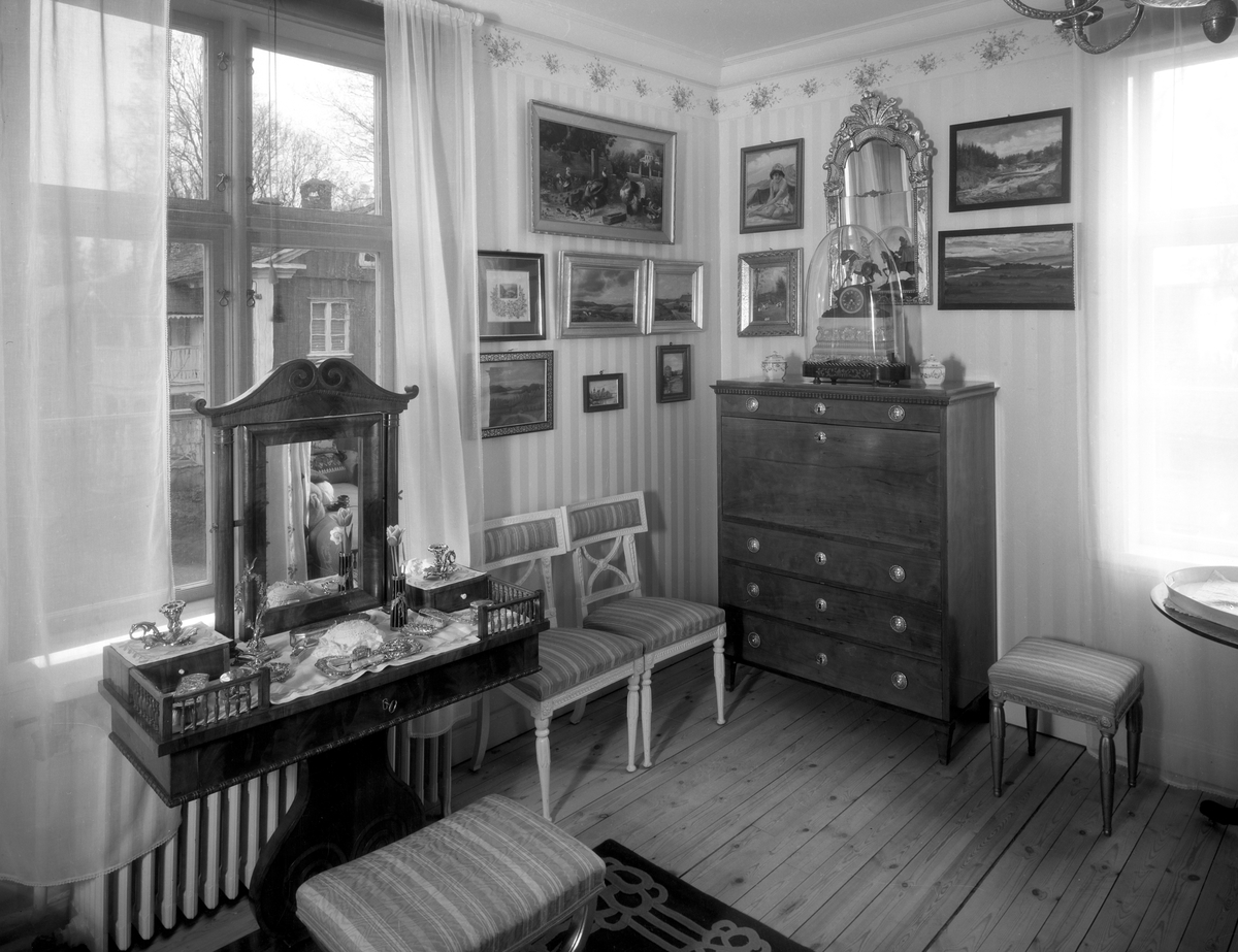 Bildsvit från Alsters herrgård år 1933. Gården ägdes då av förre överläkaren Per Clarholm och vid hans död 1942 donerades den till Värmlands läns landsting och användes som konvalescenthem till 1970. Idag är den minnesgård över Gustaf Fröding.