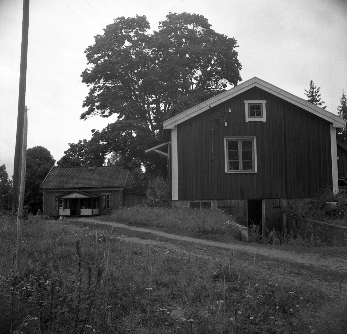 En serie bilder tagna i slutet av 1940-talet av gårdar och bostäder i Karlstads utkanter: Mjölnartorpet