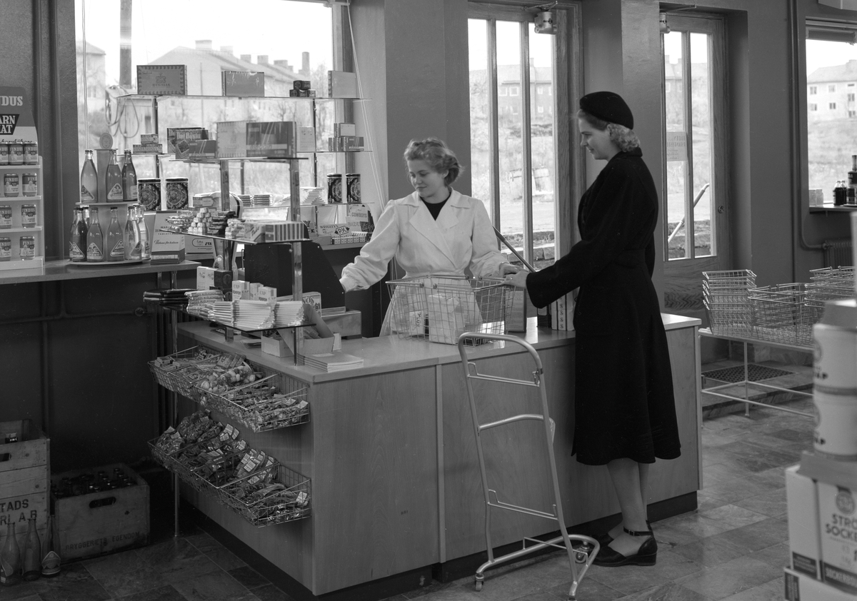 Bildsvit från Frits Thybergs speceriaffär på Kvarnberget, kanske ett av Karlstads första snabbköp. Butiken fanns på Jössegatan 7 där ett politiskt parti nu är hyresgäst. Bilden tagen år 1951.