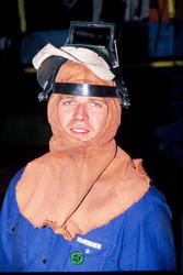 En arbeider med beskyttelsesutstyr.