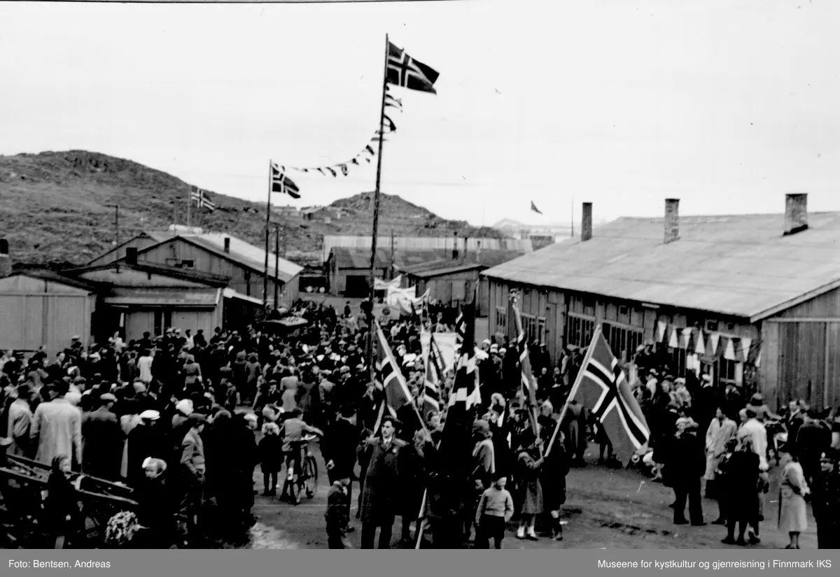 Gjenreisning. 17. mai-tog i Honningsvåg. Brakkebebygelsen på Holmen. 1947.