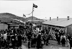 Gjenreisning. 17. mai-tog i Honningsvåg. Brakkebebygelsen på