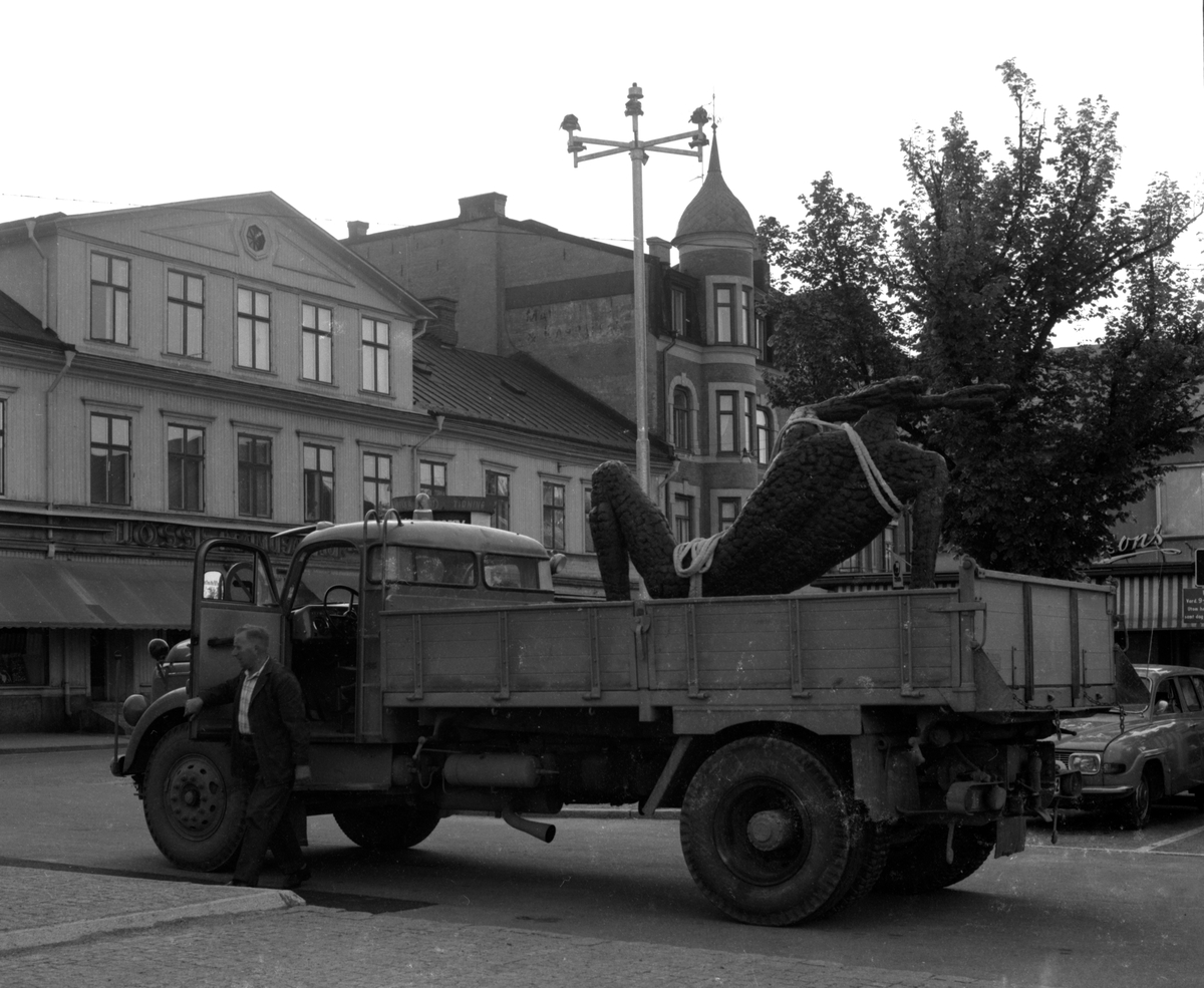 F&aring;gelmannen av skulpt&ouml;ren Liss Eriksson s&auml;tts p&aring; plats p&aring; torget i Arvika 1971.